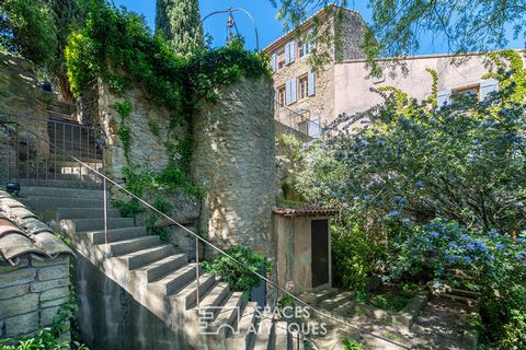 Positioned on the side of a cliff, this restored farmhouse of 289m2 is located on a wooded plot of 2221m2 in the heart of the village of Cornillon Confoux. The character of this vernacular building is found in the old materials, stone, terracotta and...