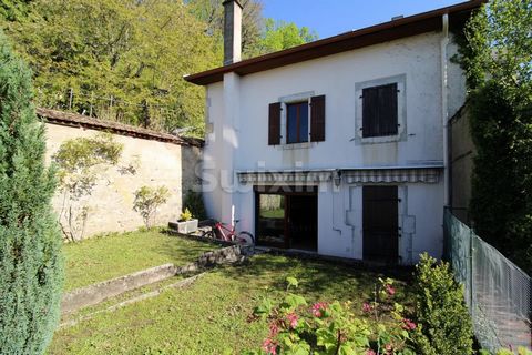 Ref 905JC: Gex, town-centre, close to all amenities, you will be charmed by this 6-bedroom townhouse built at the beginning of the 20th century on a plot of 159m2 located at the end of a private passage. It is composed of a fully equipped kitchen, a ...