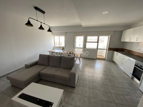 2 bedroom apartment located in the center of Lagoa. It consists of a living/dining room, with an equipped kitchenette and a balcony. Corridor with built-in closet, a service bathroom, two bedrooms, one of them en suite and with built-in closet, and a...