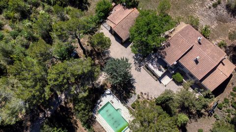 35 minutes north of Aix en Provence and the centre of Cadarache. Traditional villa near the village of Grambois located in the heart of the Luberon National Park. It consists of a beautiful living room opening onto a beautiful terrace with fully equi...