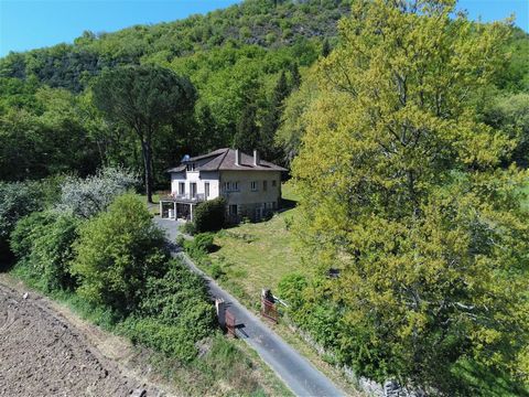 House of 190m² of living space on a plot of 3500m² with trees and close to the Tarn. Offers 3 bedrooms, a fitted kitchen open to the living room consisting of a living room and a lounge area with insert giving access to the terrace with a view of the...