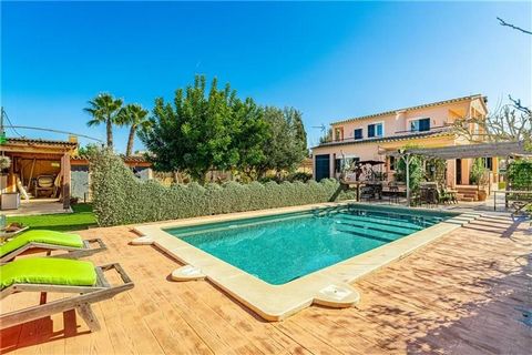 Detached villa on a plot of 800m2 approx. with private pool. This property has an area of approximately 232m2 and consists of a living room with fireplace and access to the garden, fitted and equipped kitchen, utility room, 4 bedrooms, fitted wardrob...