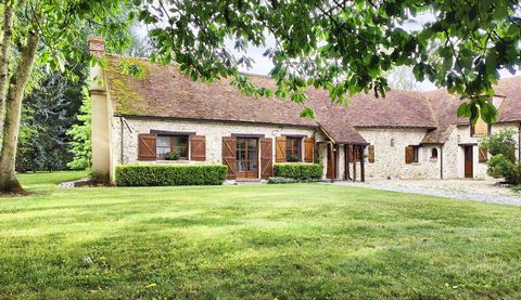 Located in an idyllic setting, this property with its beams, exposed stonework, oak doors, testify to its historic character (sixteenth century), offering a refuge of tranquility and natural beauty, ideal for welcoming family and friends in a friendl...