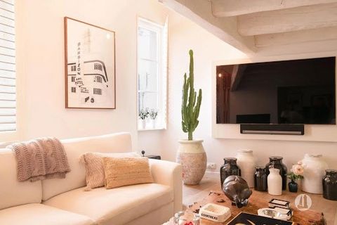 New exclusive: Village house in Saint-Tropez Discover the charm of this village house, ideally located in the famous Ponche district of Saint-Tropez. On the ground floor, you'll find a bedroom with a shower room and guest toilet. The first floor feat...