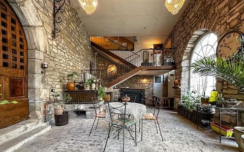 A treasure steeped in history, this private mansion in Salins-les-Bains has managed to preserve its charm and character of yesteryear. A fusion between past and present, each piece is a living tableau telling a story. With this attic ready to be tran...