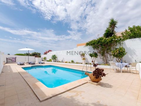 Beautiful villa for sale in Cala'n Porter, with swimming pool and distant sea views. Discover this charming property, carefully refurbished to enjoy your corner of Menorca 100%. With a plot of 450 m² and a constructed area of 76 m², it has two bedroo...