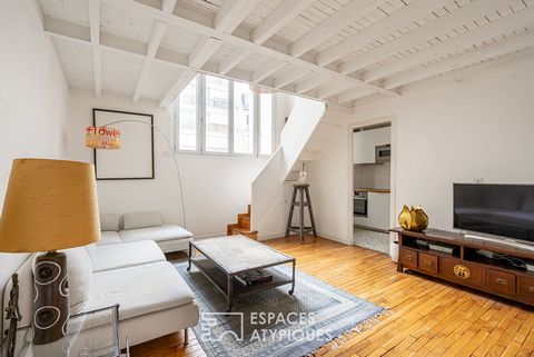 Nestled on the second floor by elevator of a very pretty and prestigious secure condominium, in the immediate vicinity of Parc Monceau, this duplex artist's studio has a surface area of 45.36 m2 (43.93 m2 Carrez). The entrance reveals a sleek volume ...