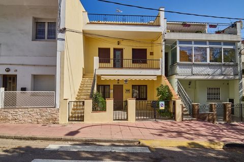 HOUSE WITH TWO HOUSES, LOCATED IN THE CENTER OF CALAFELL VILLAGE, THIS HOUSE IS DISTRIBUTED IN TWO INDEPENDENT HOUSES, ON THE GROUND FLOOR WE HAVE A HOUSE WITH 3 BEDROOMS, LIVING ROOM, DINING ROOM, BATHROOM, INDEPENDENT KITCHEN, LIVING ROOM, STORAGE ...