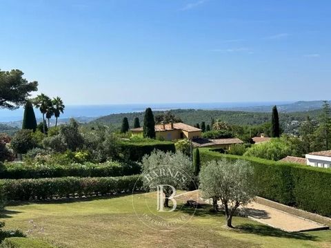 Just a few minutes from the center of Vence, in a dominant and incredibly peaceful location, sits this stunning villa of approximately 430 m², set on an almost flat plot of over 4,000 m², offering breathtaking panoramic views of the entire coastline....