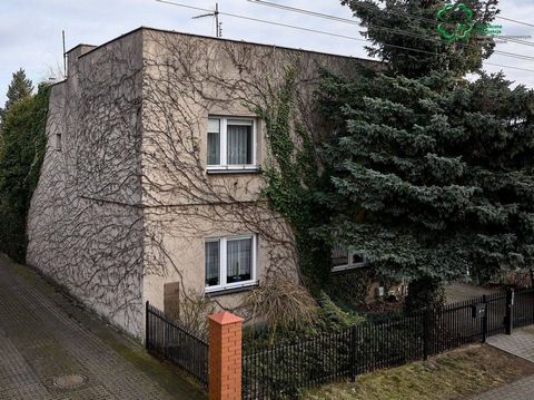 Suchen Sie ein Haus zum Leben in Poznań oder vielleicht ein Unternehmen in guter Lage? Schauen Sie sich dieses Angebot an. Grunwald, Bezirk Junikowo, zum Verkauf an ein Einfamilienhaus aus den 60er Jahren. Architektonisch klassische Pflastersteine, e...