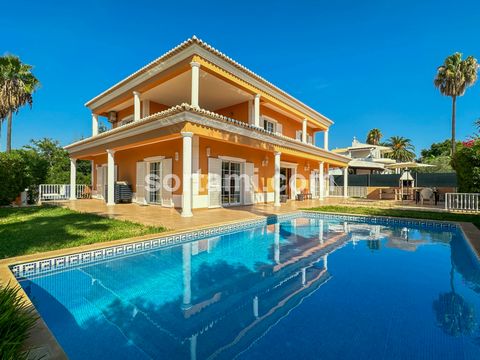 Charming luxury detached villa in an urbanization in Vale Formoso, Almancil. This spacious and bright villa provides a peaceful and pleasant environment for families. The ground floor consists of a large living and dining room equipped with a firepla...