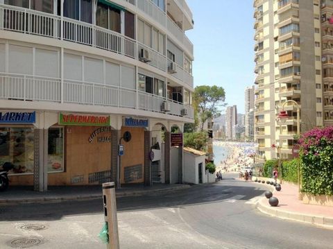 Commercieel pand te koop op een steenworp afstand van het strand van Levante met een open terras van 30 m met uitzicht op zee Commercieel pand is gelegen in Benidorm Rincón de Loix heeft een bebouwde oppervlakte van 100 m2 en een open terras van 30 m...