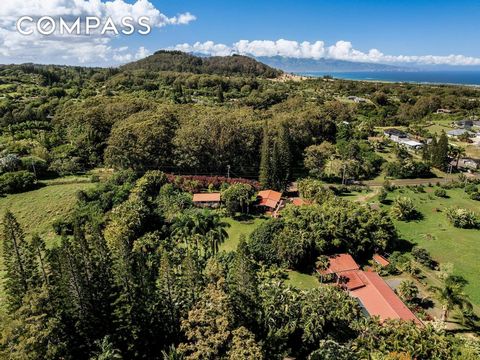 ¡Un retiro atemporal en el corazón del haiku! Sumérjase en la esencia del viejo Hawái con esta encantadora propiedad de múltiples estructuras, donde el estilo clásico de plantación se combina con la belleza natural. Escondida en terrenos meticulosame...