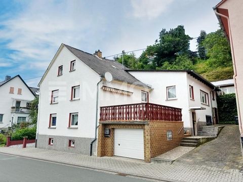 Deze charmante twee-onder-een-kapwoning van twee verdiepingen uit 1900 is gelegen in het pittoreske dorpje Beselich in de wijk Niedertiefenbach. De woning maakt indruk met zijn royale perceeloppervlakte van 1091 m², waar u een tuin met adembenemend u...