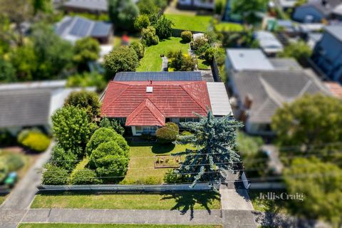 Perfect gepositioneerd voor een eerste woning, renovatieproject of mogelijke ontwikkeling op een vlakke verkaveling (STCA), nodigt deze gelijkvloerse woning de interesse uit van een reeks kopers. Ruim gepland met een natuurlijk verlichte woonkamer vo...