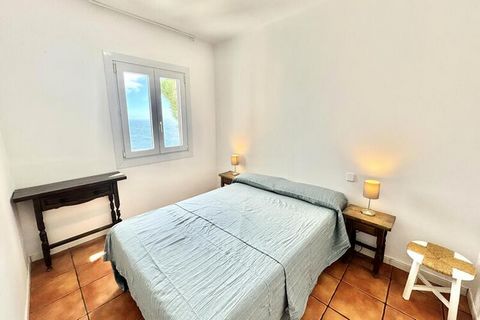 Dieses schöne Apartment befindet sich in einer kleinen Residenz und bietet einen ruhigen Rückzugsort für bis zu 4 Personen. Es verfügt über 1 Schlafzimmer mit einem großen Doppelbett (150 cm) und ein weiteres Schlafzimmer mit 2 Einzelbetten. Das Wohn...