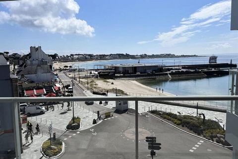 Appartamento situato al 4° piano vista mare e molo per bellissima isola al mare, vicino alla grande spiaggia attrezzata un ampio soggiorno, camera da letto, bagno e cucina. Possibilità di alloggio per 2 persone un affitto sullo stesso livello per un ...