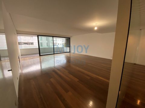 Excelente apartamento de 3 dormitorios del año 2011, totalmente reformado, en un edificio con arquitectura de referencia ubicado y construido por J. Camilo, en Foz, al lado de la Universidad Católica. Zona residencial premium, con todo tipo de comerc...