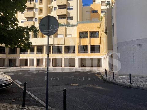 Plaza de aparcamiento de unos 13m2 en el 3er Sótano, situado en Rua Manuel Rodrigues da Silva 12, en Telheiras. Excelente oportunidad de negocio. Situado en la zona Prime de Telheiras, a 1 minuto de la península y del Gimnasio Supera. Con excelentes ...