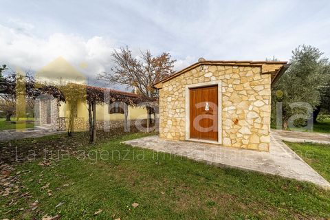 In einer Ecke der Maremma, 10 Minuten vom charmanten Dorf Saturnia entfernt, in der Gemeinde Manciano (GR), bieten wir dieses entzückende Anwesen zum Verkauf an. Die Lage ist ideal für diejenigen, die Ruhe, Natur und Komfort suchen: ein wahres Paradi...