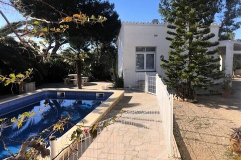 For rent in Ametlla de Mar on the Costa Dorada with protected private swimming pool located in the Tres Cales Urbanization ideal for families. This single storey house offers you an air-conditioned living-dining room and TV (foreign channels), an equ...