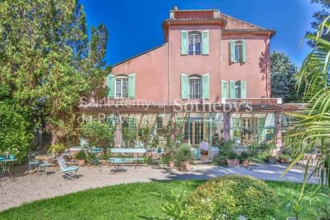 To discover! Very beautiful 19th century residence of approximately 640m2, located on nearly 3 hectares of wooded land and in the immediate vicinity of Eygalières. It includes a main part composed of generous living rooms, a workshop, a veranda and 7...