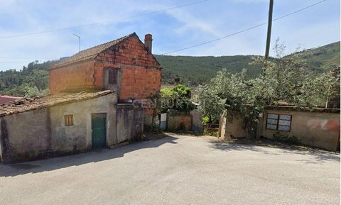 Huis om naar smaak te herbouwen, gelegen in Aldeia das Rochas de Baixo in Almaceda. Met een bruto bouwoppervlakte van 87,6m2 verdeeld over 2 verdiepingen. Op de begane grond, 3 kamers, 1 keuken en bijkeuken. Op het niveau van de 1e verdieping 4 kamer...