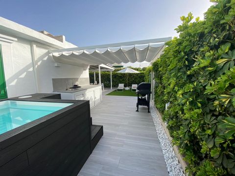 PRIME PROPERTIES by Daniela verkoopt prachtige luxe bungalow in Maspalomas met privé zwembad (verwarmd)!~~Het bestaat uit 2 slaapkamers, een badkamer, woonkamer-keuken en terras.~~42 m2 gebouwd en 118 m2 perceel~~Het terras is uitgerust met meubilair...