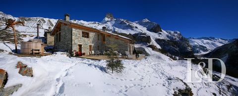 Außergewöhnliches Chalet, eingebettet in einen vertraulichen Weiler in der Nähe von Tignes und Val d'Isère, ist eine seltene Perle für Liebhaber der Natur und der Weite, perfekt für Liebhaber von Ruhe und Frieden. Stellen Sie sich Momente der Entspan...