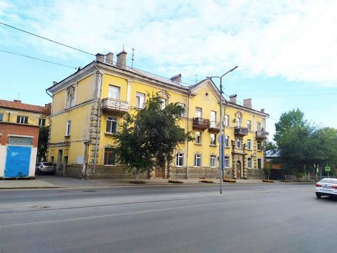 Продаётся 2х комнатная сталинка 1953года. Квартира на 2 стороны. Кладовка. Окна ПВХ. Сан/узел раздельный.Новая железная дверь.Есть кладовка в подвале.Без обременений.