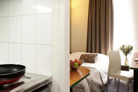 Dit moderne aparthotel is ideaal gelegen in het hart van Bordeaux, op slechts 10 minuten lopen van het Hôtel de Ville en het winkelgebied Mériadeck. Het is perfect voor zowel korte als lange verblijven en biedt gemakkelijke toegang tot de belangrijks...