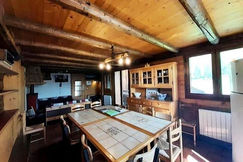 Dieses charmante, 115 m² große Chalet in La Clusaz bietet einen perfekten Rückzugsort in den Bergen, ideal für Sommer- und Winteraufenthalte. Das Chalet liegt auf dem malerischen Confins-Plateau, nur 5 Minuten auf Skiern vom Balme-Skilift und 11 Minu...