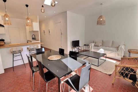 Dieses charmante, 81 Quadratmeter große Apartment im prestigeträchtigen 8. Arrondissement von Marseille ist ideal für Familien und bietet bequem Platz für bis zu 4 Personen. Das Apartment verfügt über zwei Schlafzimmer, eines mit einem Doppelbett und...