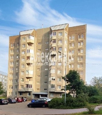 1694119 Продается 3 комнатная квартира 86,6 кв.м. на 1 этаже 9-этажного дома 2000 года постройки. Квартира светлая, теплая и уютная, с изолированными комнатами. Просторная комната (26 кв.м.) с двумя окнами позволила разграничить пространство на зоны:...