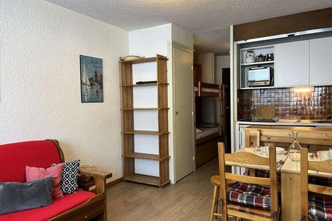 Ten uroczy apartament typu studio oferuje komfortowy pobyt dla maksymalnie 4 osób. Posiada cz??? sypialn? z dwoma pojedynczymi ?ó?kami, przytulny salon z rozk?adan? sof? BZ 160 cm oraz telewizor rozrywkowy. Rezydencja jest przyjazna zwierz?tom, wi?c ...