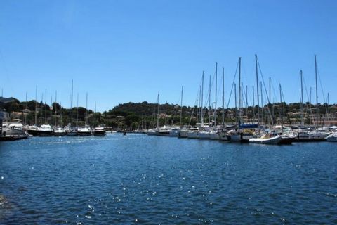 Residenza “La Croix du Sud”. Nella località, a 600 m dal centro di Cavalaire sur Mer, posizione animata, a 50 m dal mare, a 50 m dalla spiaggia, strada da attraversare, in una strada principale. Infrastruttura del residence: ascensore. Parcheggio pub...