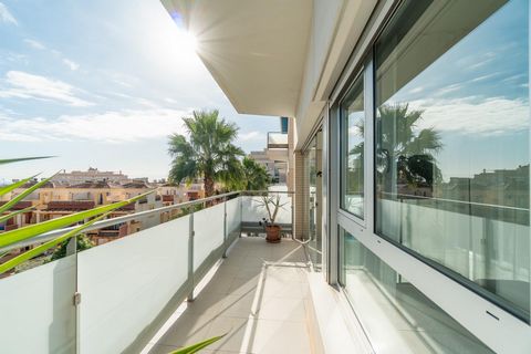 Entdecken Sie Ihr neues Zuhause im Herzen von Orihuela Costa! Dieses moderne Apartment in der begehrten Gegend von Los Dolses bietet einen unvergleichlichen Lebensstil und vereint Komfort und Eleganz auf einer Fläche von 87 m². Auf der bezaubernden 1...