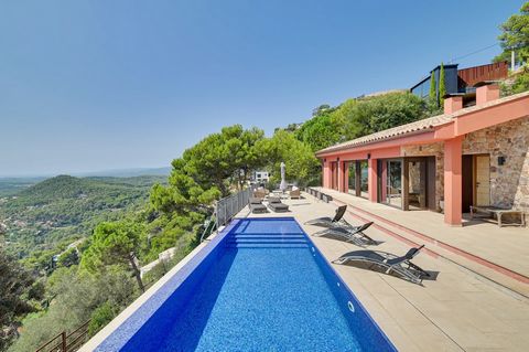 BARNES presenta esta extraordinaria villa, ubicada en un entorno privilegiado y orientada al sur, a solo 15 minutos a pie del centro de Begur. Completamente reformada, esta propiedad ofrece vistas incomparables a la bahía de Aiguablava, una de las zo...