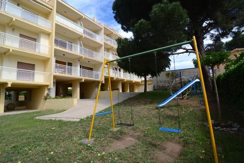 Apartament en L´Escala posseeix 1 dormitori(s) i capacitat per a 4 persones. Allotjament de 32 m². Es troba a 200 m de la platja de sorra, 500 m del supermercat i junt al mar. Disposa de jardí, terrassa, planxa, parking a l´aire lliure, Televisió. La...