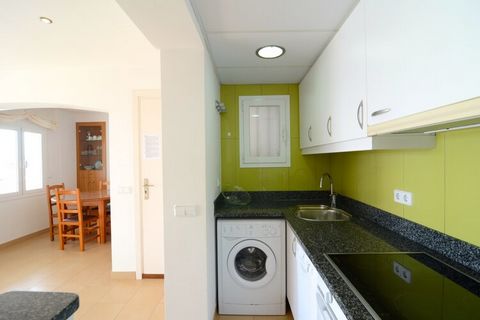 The apartament w Estartit ma 2 sypialnie i obłożenie dla 6 osób. Nocleg od 60 m², położony w plaża, Z widokiem na morze. Znajduje się w pobliżu 20 m plaży piaskowej, 20 m plaży skalistej, 500 m supermarkecie, 9 km polu golfowym 