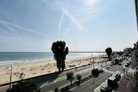 Dit appartement beschikt over een entree met meterkast, een woonkamer voorzien van een slaapbank voor 2 personen, die uitkomt op een terras met meubilair en uitzicht op het strand. Verder heeft het een volledig ingerichte aparte keuken aan de achterk...