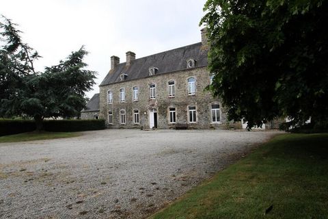 Onafhankelijk huis. Op de begane grond: ingerichte keuken (vaatwasser, afzuigkap, piano-oven, enz.), eetkamer met televisie, woonkamer met televisie en klein kantoor, toilet. Via de buitenkant toegang tot een wasruimte (wasmachine en droger). Boven: ...