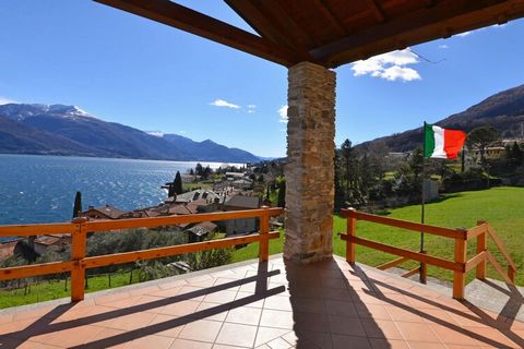 Die schick eingerichtete Villa Bella Italia ist von einem großem Garten umgeben. Von der überdachten Terrasse aus hat man einen Panoramablick auf den Comer See. Das Haus hat viel Platz für Freunde oder Familien, die gemeinsam Urlaub machen möchten. I...