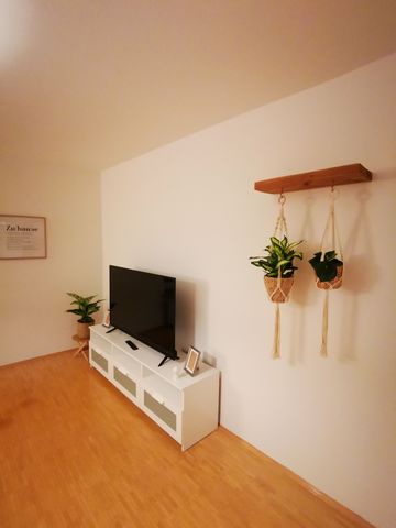 Herzlich Willkommen in Ihrer neuen Traumwohnung! Diese wunderschöne Wohnung verfügt über drei geräumige Zimmer auf einer Fläche von 69qm. Der perfekte Ort zum Wohlfühlen und Entspannen ist der Balkon, der Ihnen eine wunderbare Möglichkeit zum Erholen...