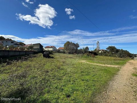 Parcela de terreno llano con 1.000 metros cuadrados, situada en Cumeada, Valongo do Vouga, a pocos minutos de Águeda. El terreno tiene una topografía plana, lo que facilita los trabajos de construcción y reduce los costos de preparación. El área es i...