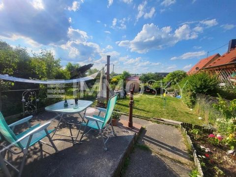 Casa adosada bien cuidada, con una excelente ubicación y un gran jardín, le ofrece una casa idílica para toda la familia. Esta es una casa adosada bien cuidada de dos plantas construida en 1952, en aprox. 540 m² de terreno. Cuatro atractivas habitaci...