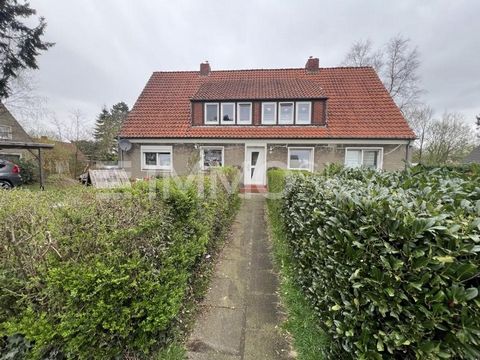 In een pittoreske, rustige zijstraat in het hart van Bremen-Vegesack wacht u een goed onderhouden appartementencomplex met vier charmante huurders. Het pand is omgeven door weelderige groene hagen, bloemperken en majestueuze bomen, waardoor een natuu...