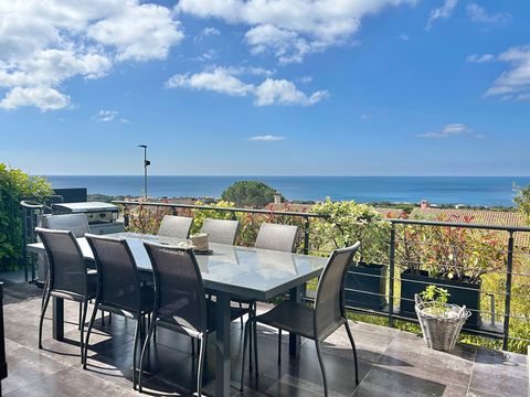 This magnificent house is ideally located in a peaceful cul-de-sac, with uninterrupted sea views. Spread over two levels, this property comprises two separate apartments. The ground floor comprises an entrance hall, a lounge opening onto a terrace ov...