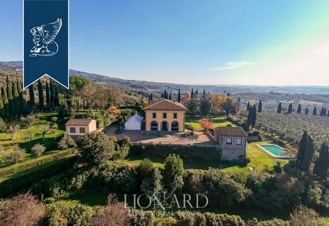 A Vinci, in provincia di Firenze, questa villa di lusso risalente al 1600 domina sulla verdeggiante campagna toscana circostante. La magnifica residenza è composta dalla villa principale e due dépendance, una di 60 mq e l'altra di 70 mq, per una...