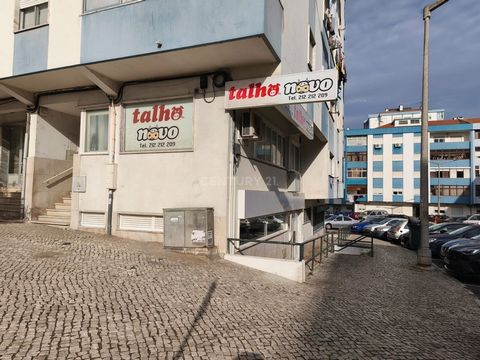 Estabelecimento comercial, localizado na Arrentela, com área de 50m2. Fica com todo o equipamento que está no seu interior. Pronto, caso pretenda avançar com o seu futuro negócio no ramo talho/charcutaria. Marque já a visita ao seu futuro negócio!